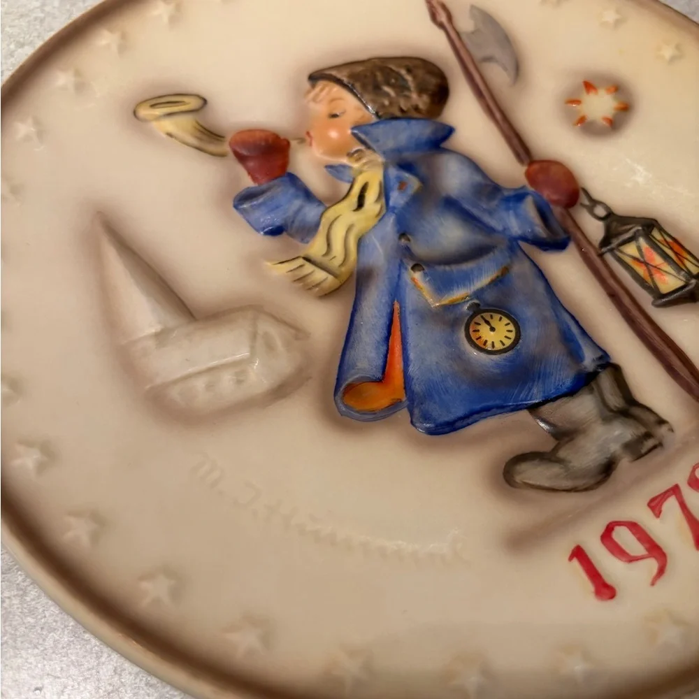 Goebel M.J. Hummel 2nd Annual Plate 1972 -#265 "Hear Ye, Hear Ye” - Picture 5 of 8